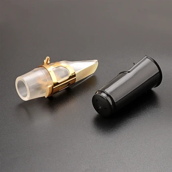 Пластиковый мундштук для альт-саксофона включает колпачок с металлической пряжкой, язычковые накладки